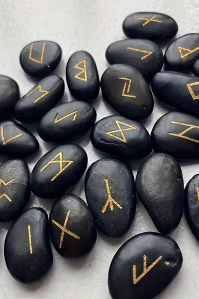 Antik Rune Taşları 25 Adet Özel Kılıf Keseli Antik Rune Taşları 25 Adet Özel Kılıf Keseli