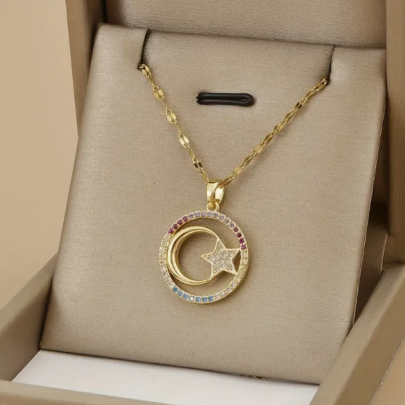Ay ve Yıldız Lüks Taşlı Süslemeli Zirkonyum Kaplama Kolye Ay ve Yıldız Lüks Taşlı Süslemeli Zirkonyum Kaplama Kolye