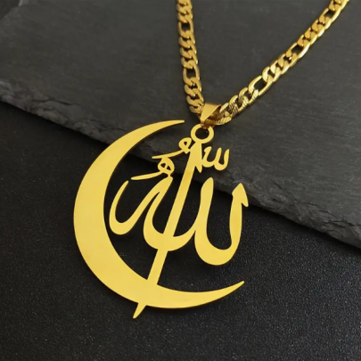 Hilal - Allah Yazılı Altın Sarısı Paslanmaz Çelik Kolye Hilal - Allah Yazılı Altın Sarısı Paslanmaz Çelik Kolye