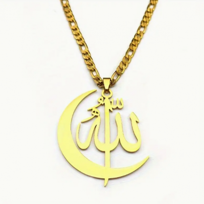 Hilal - Allah Yazılı Altın Sarısı Paslanmaz Çelik Kolye Hilal - Allah Yazılı Altın Sarısı Paslanmaz Çelik Kolye