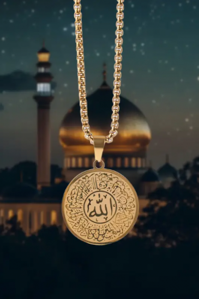 Allah ve Ayetel Kürsi Yazılı Altın Rengi Manevi Koruyucu Kolye Allah ve Ayetel Kürsi Yazılı Altın Rengi Manevi Koruyucu Kolye