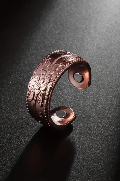 Manyetik Bakır Yüzük – Ayarlanabilir, Oyma Çiçek Desenli Manyetik Bakır Yüzük – Ayarlanabilir, Oyma Çiçek Desenli