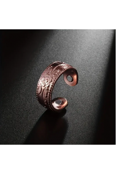 Manyetik Bakır Yüzük – Ayarlanabilir, Oyma Çiçek Desenli Manyetik Bakır Yüzük – Ayarlanabilir, Oyma Çiçek Desenli